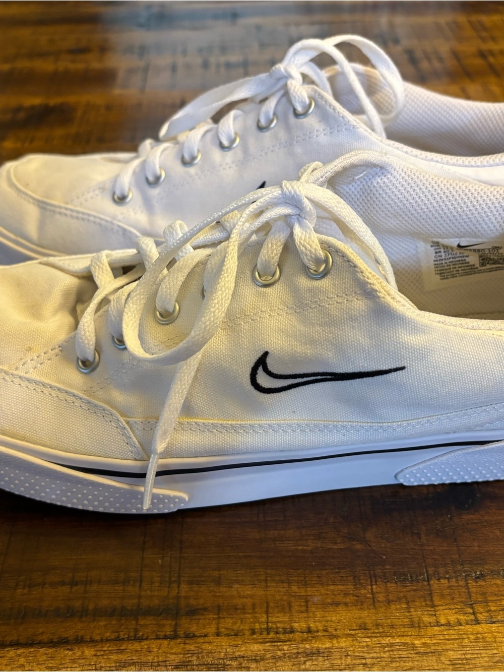 Nike White Canvas Low-Top Sneakers with Black Swoosh Accent 10.5 women’s